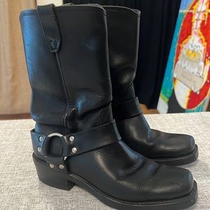 Dingo black leather biker boots. Size 8.5 US.